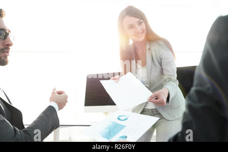 Investor studi un nuovo progetto finanziario. Foto Stock
