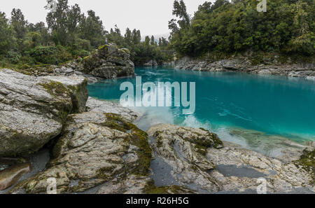 Acqua blu e rocce di Hokitika Gorge riserva paesaggistica, nella costa occidentale dell'Isola del Sud della Nuova Zelanda Foto Stock
