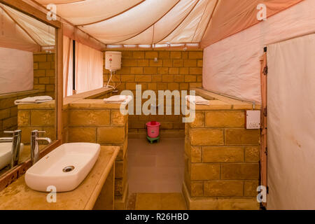 Vista di un lussuoso bagno interno una tenda a Sam le dune di sabbia in città dorata di Jaisalmer nel deserto stato del Rajasthan in India occidentale Foto Stock