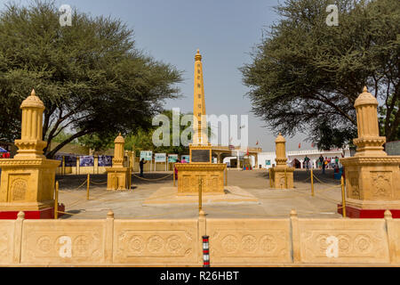 Vista del famoso tempio Tanot vicino al confine pakistano nel deserto stato del Rajasthan in India occidentale Foto Stock