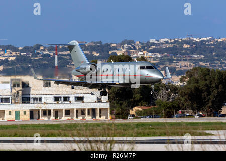 VistaJet Bombardier Challenger 605 (CL-600-2B16) (REG: 9H-VFC) pista di atterraggio 13. Foto Stock