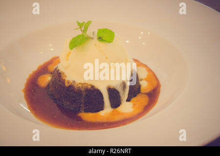 Sticky Date pudding salato salsa di caramello & vanilla bean ice-cream Foto Stock