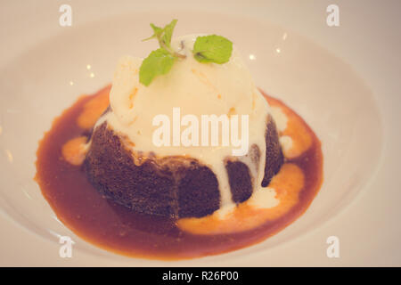 Sticky Date pudding salato salsa di caramello & vanilla bean ice-cream Foto Stock