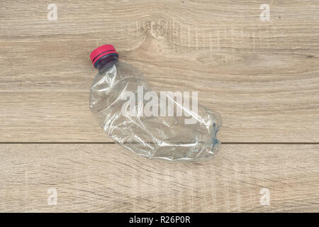 Una schiacciata e abbandonata la bottiglia di plastica Foto Stock