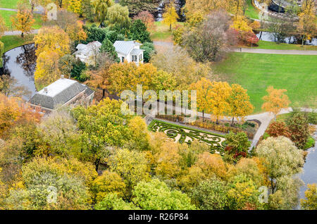 Rotterdam, Paesi Bassi, 12 Novembre 2018: veduta aerea di una sezione nel Parco in autunno, con l'erba di prati, alberi in colori vibranti e storica Foto Stock