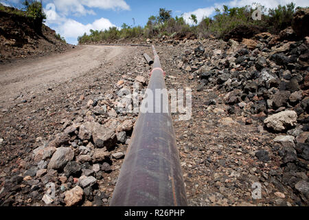 Una tubazione di collegamento tra la stazione di foratura a Menengai Geotermia progetto vicino a Nakuru nella Rift Valley del Kenya il 18 novembre 2011. Foto Stock
