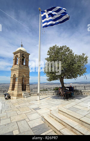 Atene, Grecia - Maggio 02, 2015: Bandiera Greca Ulivo e la torre campanaria in cima del Monte Lycabettus Atene, Grecia. Foto Stock