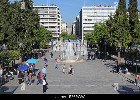 Athens, Grecia - 04 Maggio 2015: le persone camminare intorno alla fontana a Piazza Syntagma ad Atene, in Grecia. Foto Stock