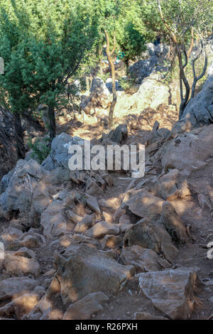 Apparizione (Podbrdo) Hill, Medjugorje Agosto 2013. Un pesantemente usurati percorso che conduce i pellegrini al sito del 1981 apparizioni & statua della Madonna . Foto Stock