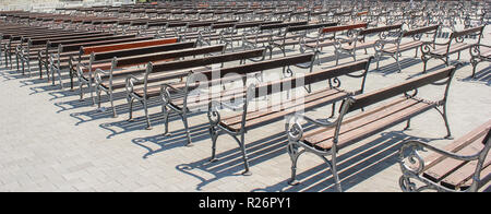 Medjugorje Agosto 2013. Un sacco di vuoto outdoor panche per posti a sedere molte persone a St James chiesa. Foto Stock
