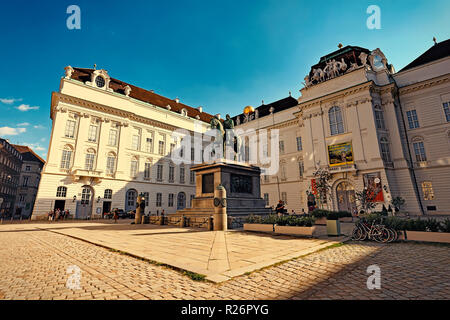 Vienna, Austria, luglio 2018. Biblioteca nazionale austriaca vecchia entrata a Josefsplatz con monumento all'imperatore Giuseppe II, Vienna Foto Stock