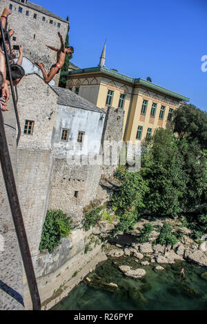 Agosto 2013, Mostar. Un ponte subacqueo salta dallo storico ponte vecchio nel fiume Neretva (Mostar1/6) Foto Stock