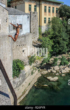 Agosto 2013, Mostar. Un ponte subacqueo salta dallo storico ponte vecchio nel fiume Neretva (Mostar2/6) Foto Stock