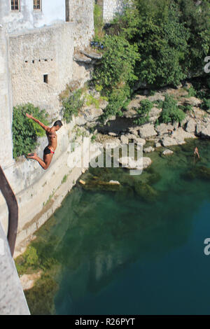 Agosto 2013, Mostar. Un ponte subacqueo salta dallo storico ponte vecchio nel fiume Neretva (Mostar3/6) Foto Stock