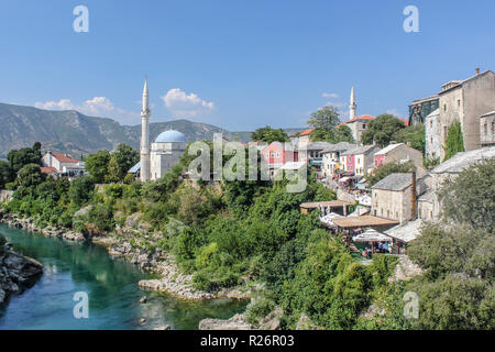 Agosto 2013, Mostar. Vista del Koski Mehmed Pasha moschea e la vecchia città di Mostar sulla banca del fiume Neretva come si vede dal Ponte Vecchio Foto Stock