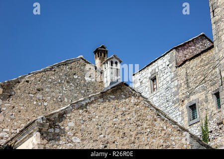 Agosto 2013, Mostar. Tipica pietra gable end e canna fumaria pentole nel centro storico. Foto Stock