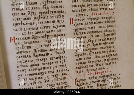 Testi liturgici in alfabeto cirillico. Esposto in un museo a Bardejov, Slovacchia. Foto Stock