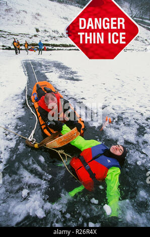 I membri di The Langdale Ambleside Mountain Rescue Team il salvataggio di un uomo è caduto attraverso il ghiaccio su Rydal acqua nel distretto del lago REGNO UNITO Foto Stock