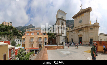 POSITANO, Italia - 28 giugno 2014: la chiesa di Santa Maria Assunta e la torre campanaria a Positano, Italia. Foto Stock