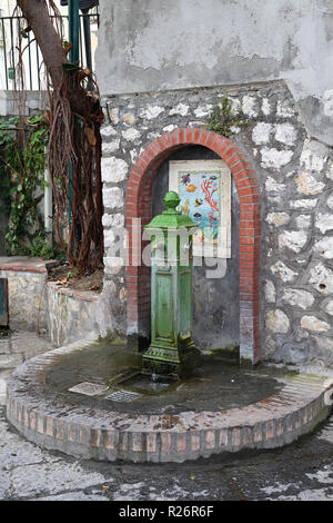 CAPRI, Italia - 26 giugno 2014: Pubblico acqua potabile fontana con decorazioni in ceramica a Capri, Italia. Foto Stock