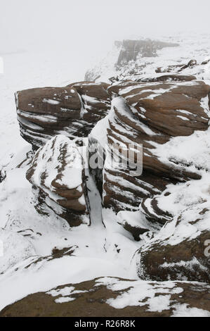 Macina affioramento di grana sul bordo settentrionale di Kinder Scout, Parco Nazionale di Peak District, REGNO UNITO Foto Stock