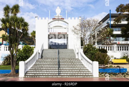 Il War Memorial Archway situato su Picton Foreshore, Nuova Zelanda. Foto Stock