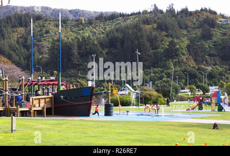 Picton, Nuova Zelanda - 26 agosto 2017: Bambini e famiglie godendo il Picton foreshore parco giochi. Foto Stock