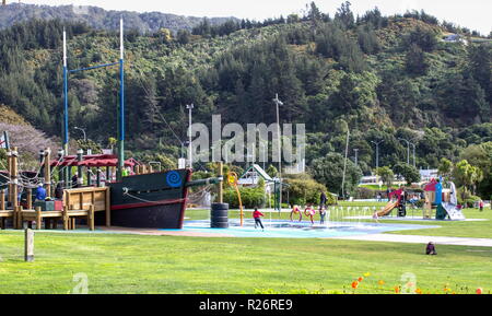 Picton, Nuova Zelanda - 26 agosto 2017: Bambini e famiglie godendo il Picton foreshore parco giochi. Foto Stock