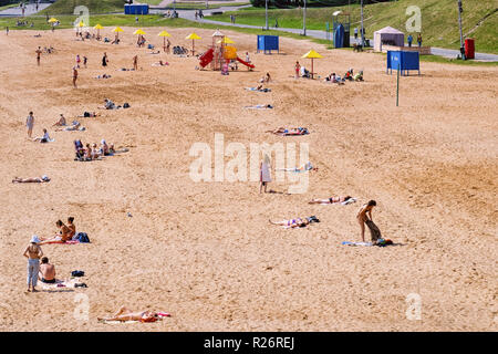 Veliky Novgorod, Russia - Giugno 14, 2015: la gente a prendere il sole sulla spiaggia di sabbia di fiume Volkhov in Veliky Novgorod, Russia Foto Stock