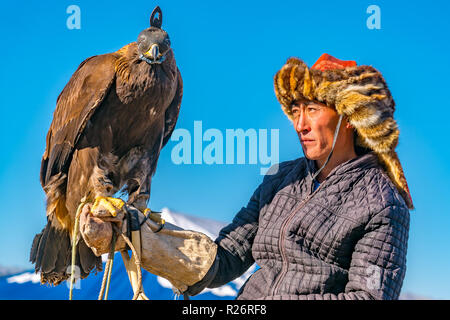 ULGII, MONGOLIA - Ottobre 6, 2018 : Golden Eagle Festival. Il ritratto di Golden Eagle Hunter a cavallo con eagle sulla sua mano in Mongolia Ulgii Foto Stock