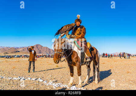 ULGII, MONGOLIA - Ottobre 6, 2018 : Golden Eagle Festival. Il ritratto di Golden Eagle cacciatrice nella tradizione di abbigliamento con eagle in mano a t Foto Stock