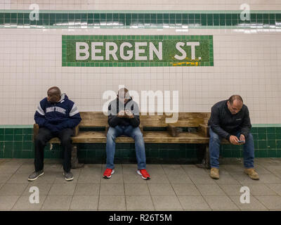 New York City - Novembre 15, 2018: pendolari in attesa presso il Bergen Street La Stazione della Metropolitana di Brooklyn, New York lungo la linea F. Foto Stock