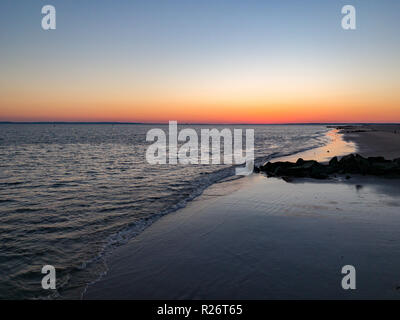 Tramonto spettacolare su Coney Island Beach a Brooklyn, New York Foto Stock