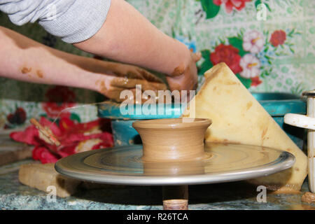 Atelier di ceramica processo. Ceramiche di argilla. Arte della Ceramica. Master class da argilla su un tornio del vasaio. Le mani di vasai creazione di vaso di terracotta sul ci Foto Stock