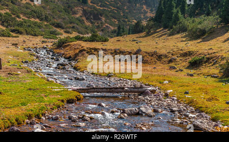 Stony fiume di montagna altopiano Assy. Il Kazakistan Foto Stock