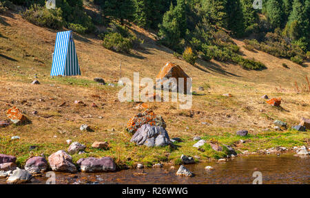 Stony river a Assy altopiano. Il Kazakistan Foto Stock