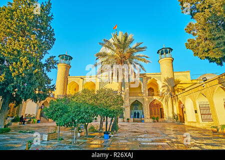 Visita Imamzadeh Ali Ibn Hamzeh santo santuario, famoso per la sua tradizionale architettura persiana e ornati di decorazioni esterne di mattoni e piastrelle smaltate, mos Foto Stock