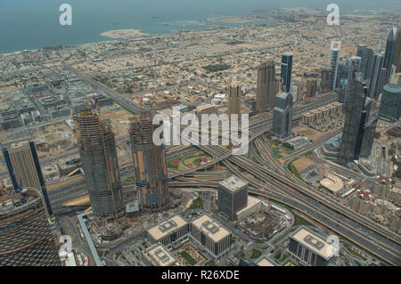 Guardando verso il basso oltre il paesaggio urbano di Dubai dalla sommità del Burj Khalifa a Dubai, Emirati Arabi Uniti Foto Stock