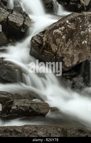 Una piccola cascata a Llyn Idwal nel Parco Nazionale di Snowdonia, il Galles del Nord Foto Stock