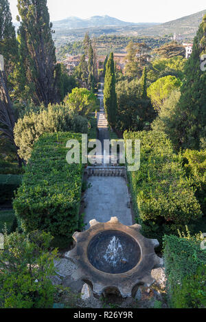 Il Bicchierone fontana, un iconico luogo a Villa D'este, Tivoli, Italia. L'attrazione della città di Tivoli. Foto Stock