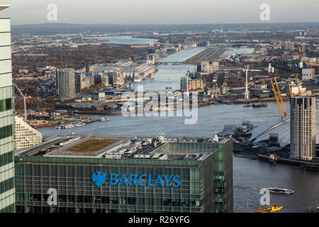 Vista guardando attraverso la parte superiore della Barclays Bank sede presso Churchill Luogo a Canary Wharf, Londra, con il London City airport in background. Foto Stock