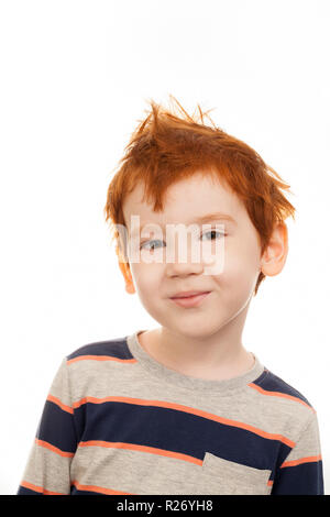 Sorridente redhead ragazzo con le lentiggini e i capelli non pettinati e tousled Foto Stock