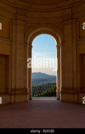 Il balcone in ombra. Villa d'Este di Tivoli, Italia, un antico arco, il punto di riferimento della citta'. Foto Stock