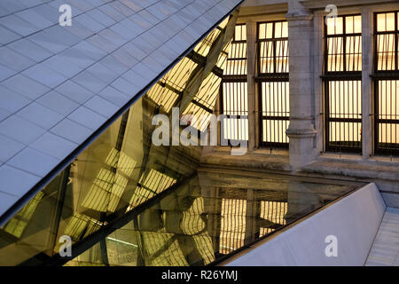 La riflessione in vetro presso il recentemente costruito Sackler cortile, parte di una moderna estensione presso il Victoria and Albert Museum di Londra UK. Foto Stock