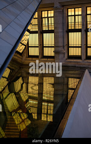 La riflessione in vetro presso il recentemente costruito Sackler cortile, parte di una moderna estensione presso il Victoria and Albert Museum di Londra UK. Foto Stock