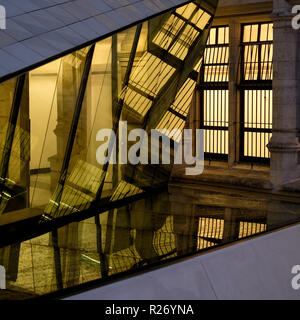 La riflessione in vetro presso il recentemente costruito Sackler cortile, parte di una moderna estensione presso il Victoria and Albert Museum di Londra UK. Foto Stock