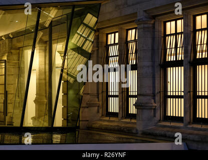 La riflessione in vetro presso il recentemente costruito Sackler cortile, parte di una moderna estensione presso il Victoria and Albert Museum di Londra UK. Foto Stock