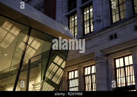 La riflessione in vetro presso il recentemente costruito Sackler cortile, parte di una moderna estensione presso il Victoria and Albert Museum di Londra UK. Foto Stock