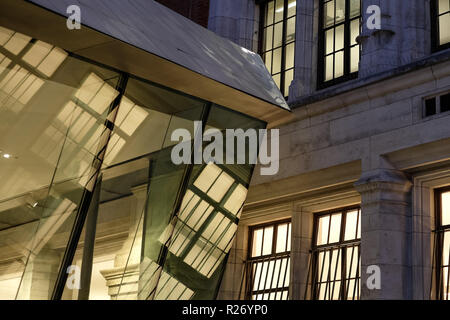 La riflessione in vetro presso il recentemente costruito Sackler cortile, parte di una moderna estensione presso il Victoria and Albert Museum di Londra UK. Foto Stock