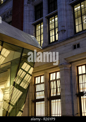 La riflessione in vetro presso il recentemente costruito Sackler cortile, parte di una moderna estensione presso il Victoria and Albert Museum di Londra UK. Foto Stock